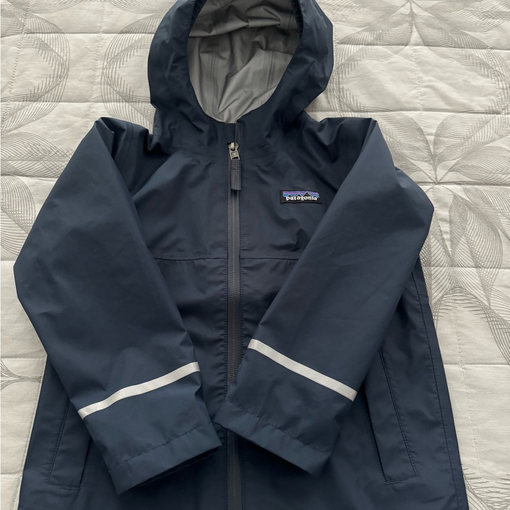 Patagonia kids rain jacket in great condition gently used size 3